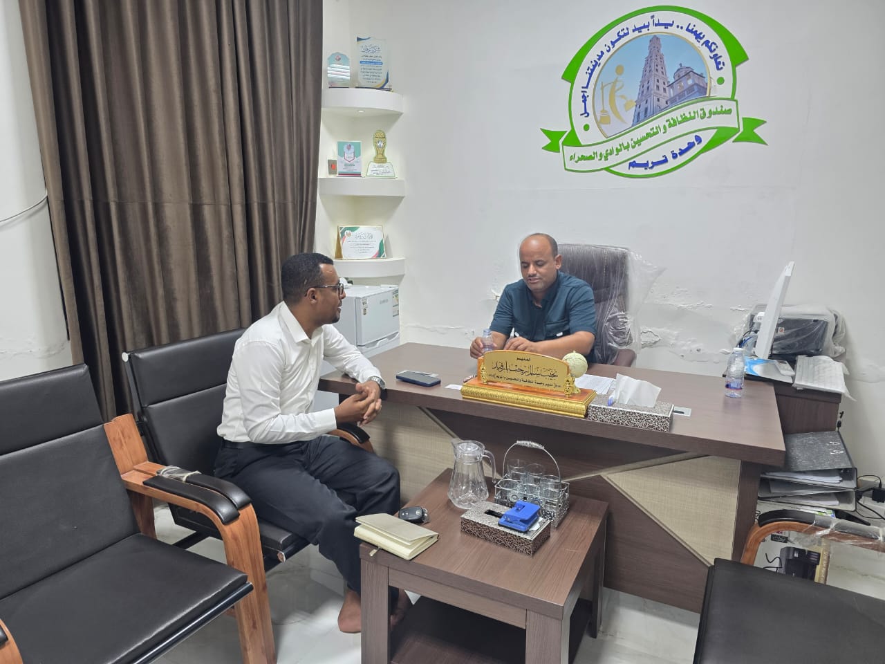 مدير وحدة النظافة والتحسين بمديرية تريم يستقبل المدير التنفيذي لجمعية نبراس للتنمية