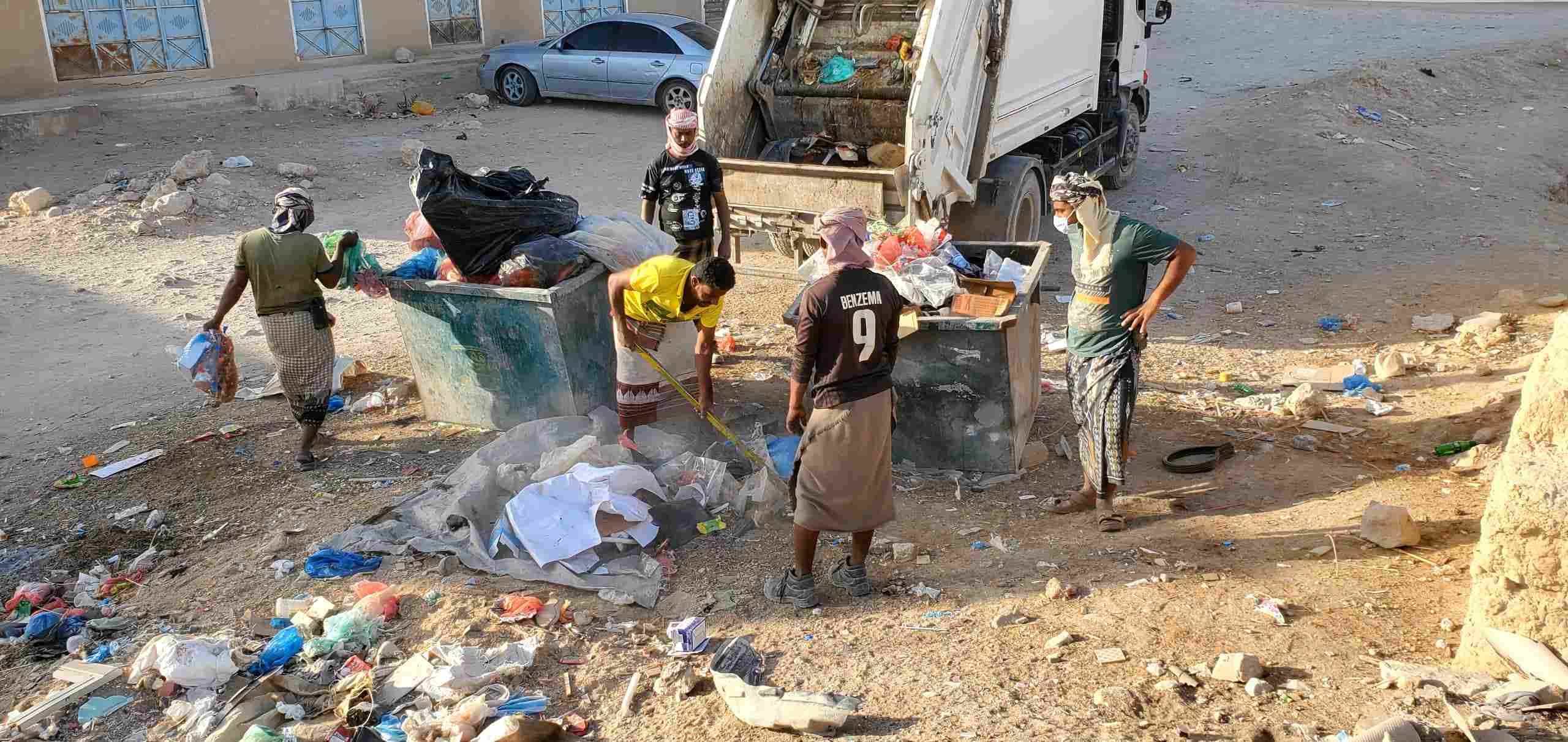 وحدة النظافة والتحسين بمديرية القطن تنفذ حملة نظافة واسعة في مناطق وأحياء المديرية