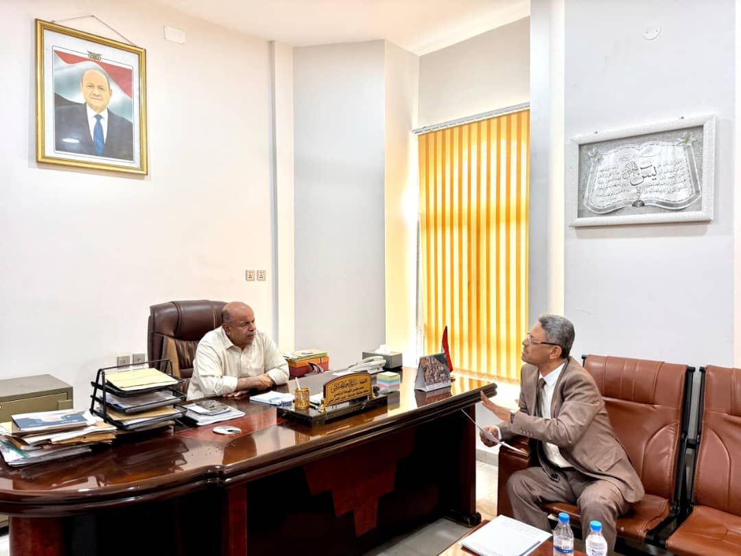 الخنبشي يناقش أوضاع صندوق النظافة والتحسين بوادي حضرموت والصحراء