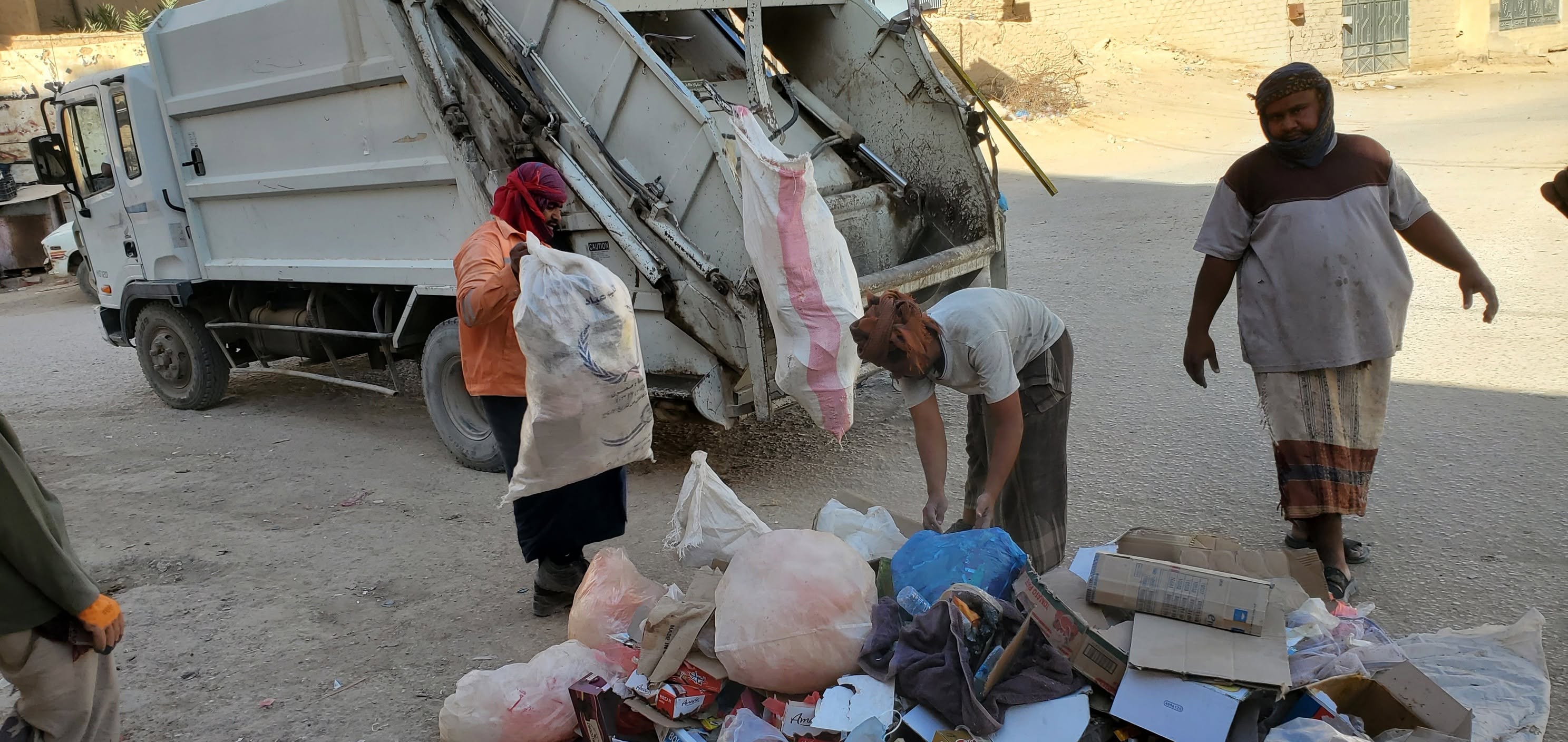 وحدة النظافة والتحسين بمديرية القطن تواصل أعمال النظافة اليومية