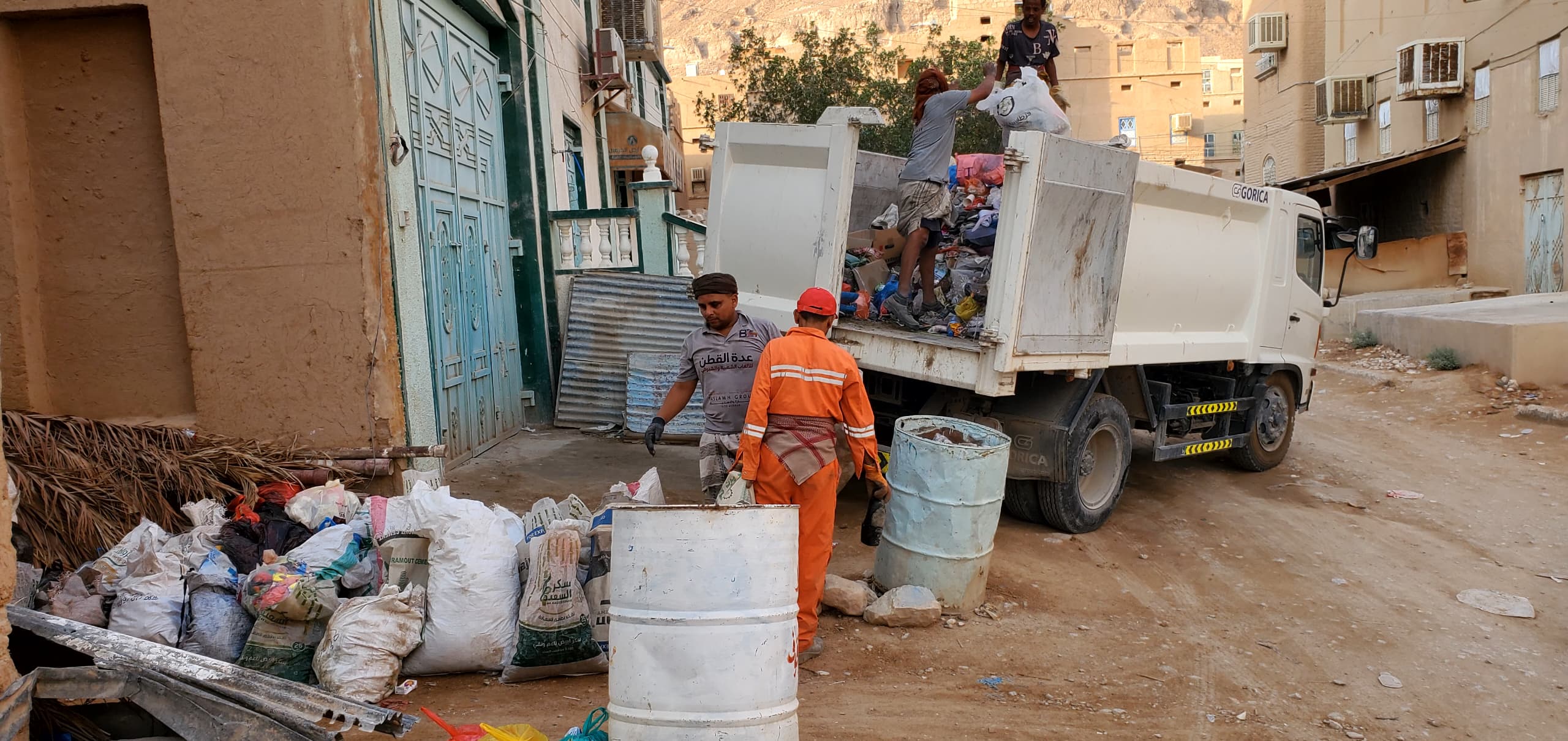 وحدة النظافة والتحسين بمديرية القطن تنفذ حملة نظافة بمنطقة الروضة