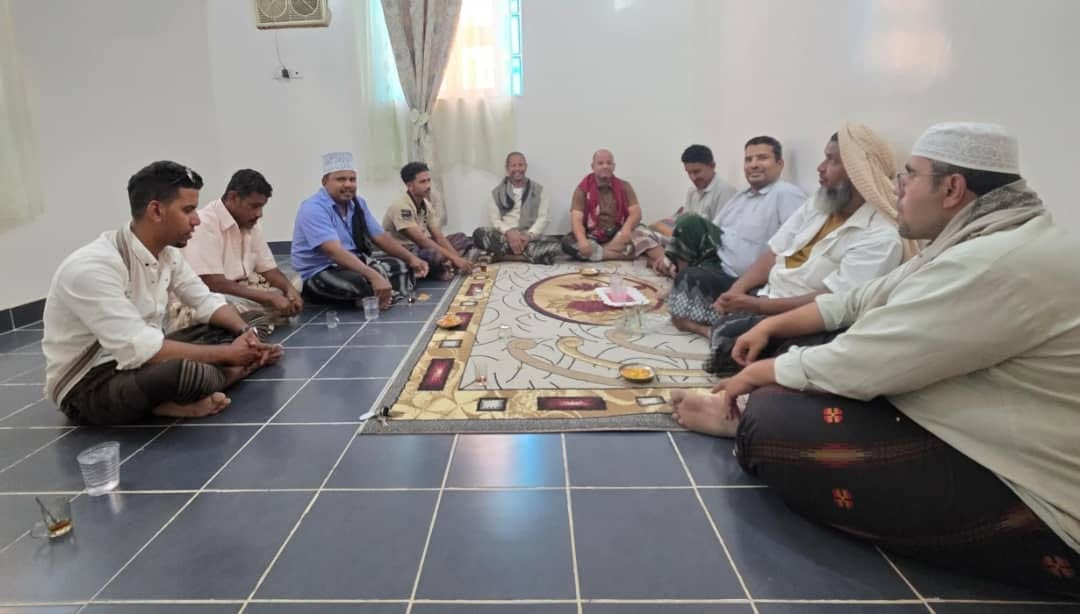 مدير وحدة النظافة والتحسين بتريم يطمئن على الحالة الصحية لاثنين من منتسبي الوحدة